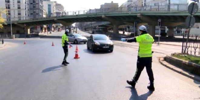 stanbul'da sokaa kma yasa nedeniyle denetim yaplyor