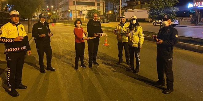 Mersin'de grev bandaki polislere ay ve pasta ikram