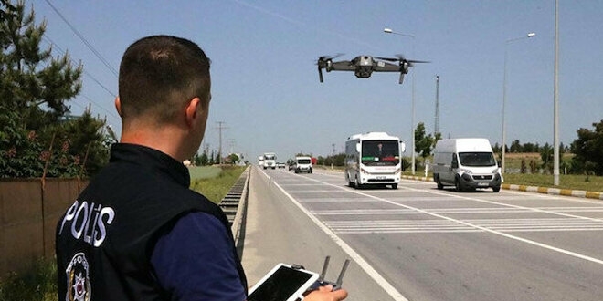 Polis atda oturan genleri drone ile uyard