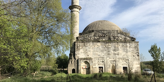 Tarihi caminin haziresinde define kazsna soruturma