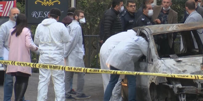 stanbul'da yanan otomobilden ceset kt