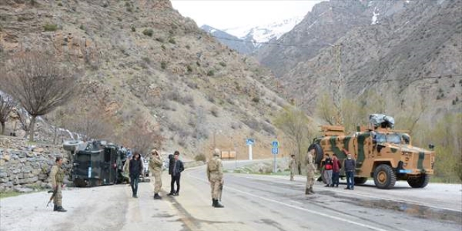 Van'da askeri ara devrildi: 6 yaral