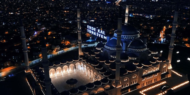 amlca Camii'nde 'Evde kal Trkiyem' mahyas