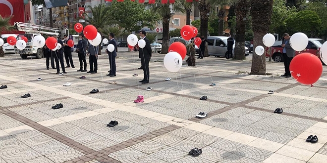 23 Nisan trenlerinde ocuklar ayakkablar temsil etti