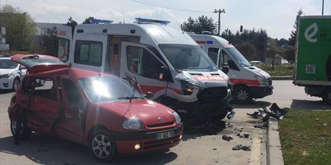 Askeri ambulans otomobille arpt: 4' asker 5 yaral