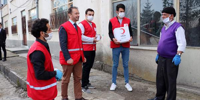 Memleketlerine gitmek yerine yardm kolisi datyorlar