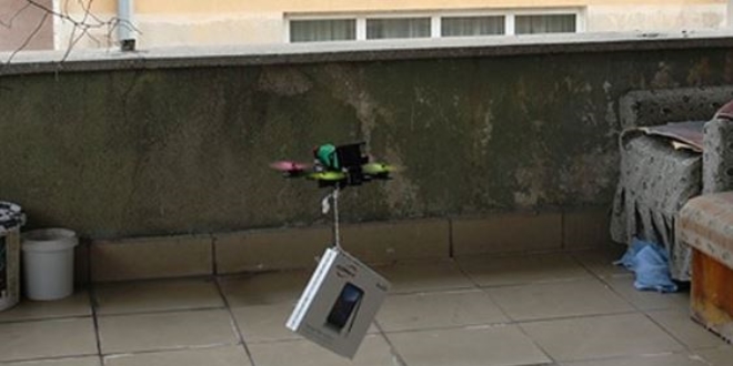 Sokaa kamayan kz rencilere drone ile tablet gnderildi