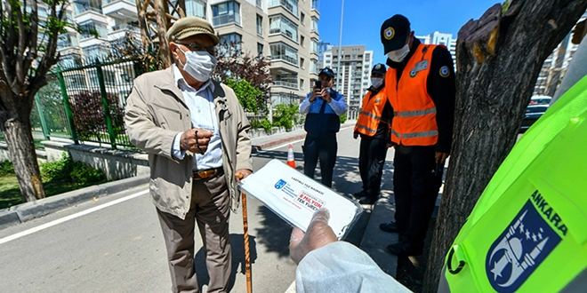 Ankara'da 65 ya ve st vatandalara maske datld