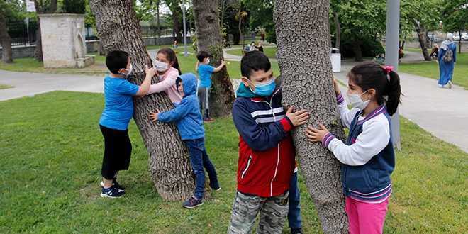 4 saatlik izinlerinde Bakan Seluk'un arsna da uydular