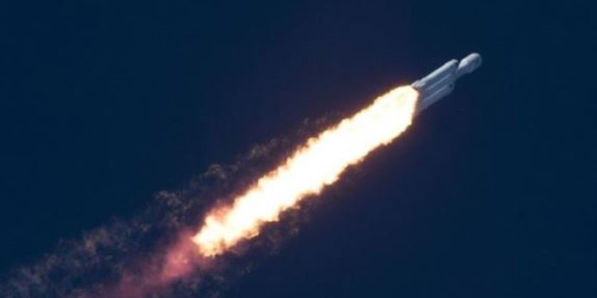 SpaceX'in ilk insanl uzay mekii denemesi ertelendi