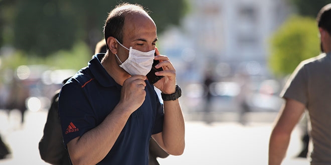 Maske kullanrken en sk yaplan yanl: n yzne dokunmak