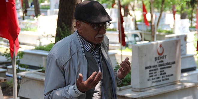 ehit babasn, belediye bakan makam aracyla olunun kabrine gtrd