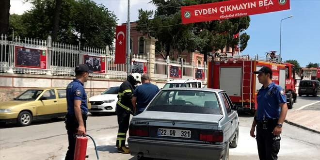 Edirne'de seyir halindeyken alev alan otomobili polis sndrd