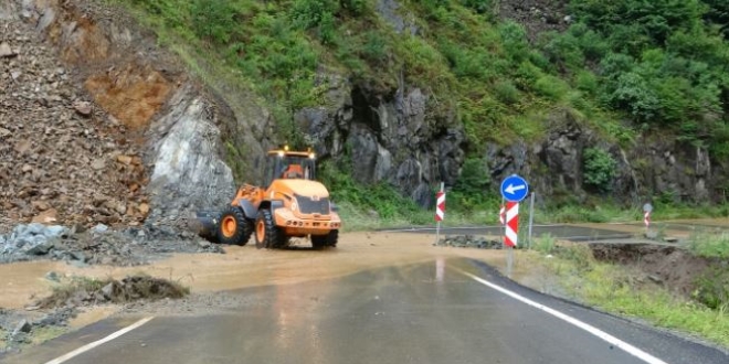 Trabzon'da saanak! yollar ulama kapand, evleri su bast