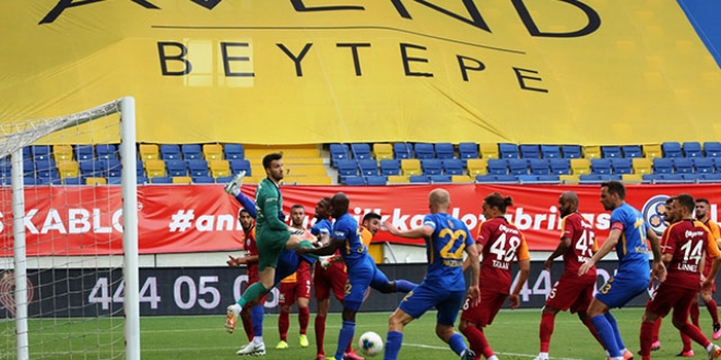 Galatasaray'da galibiyet hasreti 8'e kt