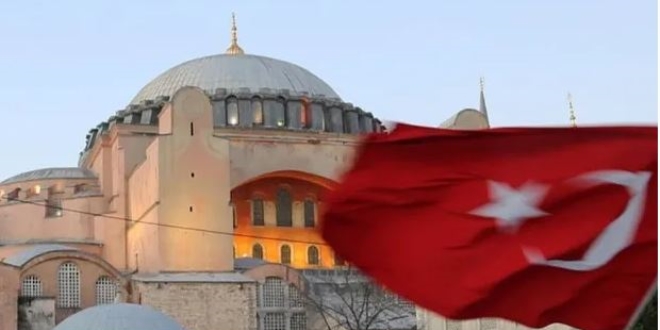 Ayasofya'da namaz klmak iin bilet almaya baladlar