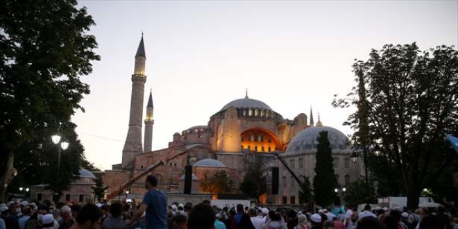 Ayasofya-i Kebir Cami-i erifi'nde ilk sabah namaz klnd