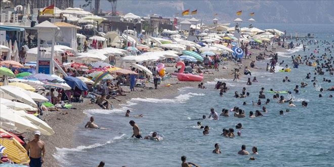 Antalya sahillerinde bayram younluu