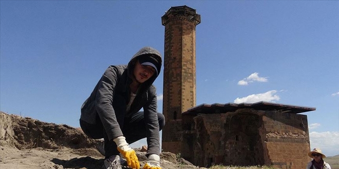 Anadolu'daki ilk Trk camisinin evresindeki kaz almas sryor