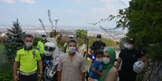 l Emniyet Mdr Kaya'dan polis maketine sarlan minik Erturul'a srpriz