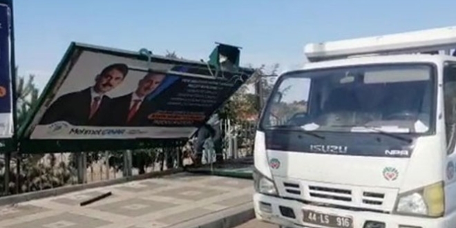 Ak Partili iki belediye arasnda billboard krizi