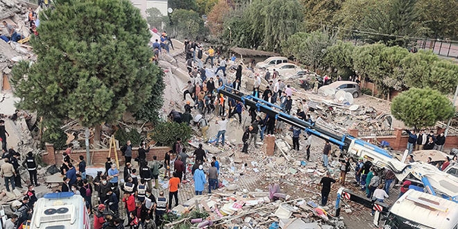 Depremde yrek yakan olay! Tekerlekli sandalyesi devrildi, bouldu