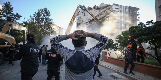 Bir ksm yklan Karagl Apartman kontroll olarak ykld