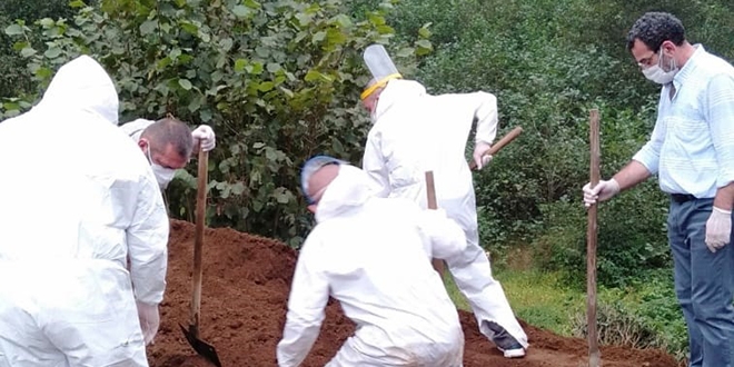 Yaknlar korona oldu, cenazeyi Belediye Bakan yardmcs ve esnaf defnetti