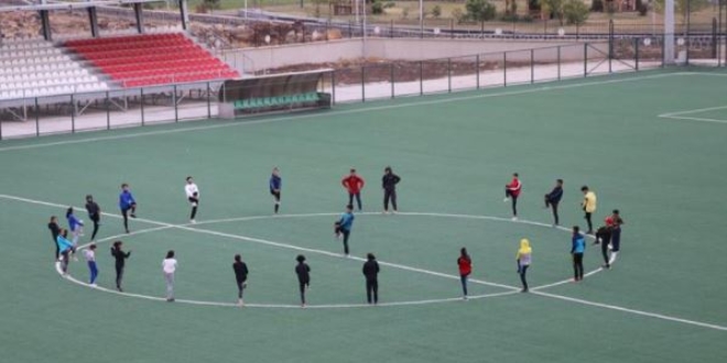 rnakl ocuklar spor tesisleriyle tozdan topraktan kurtuldu