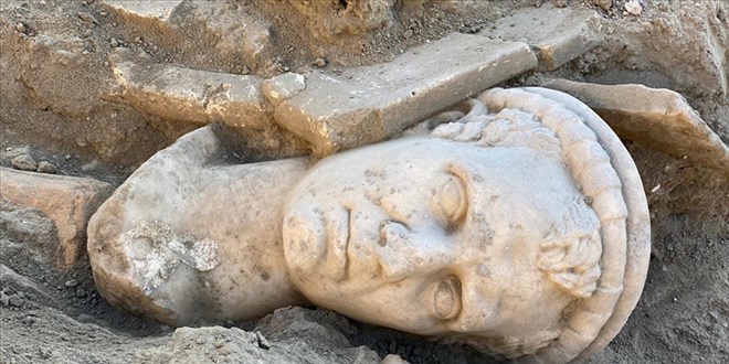 Laodikya Antik Kenti'nde 2 bin yllk rahip ba heykeli bulundu