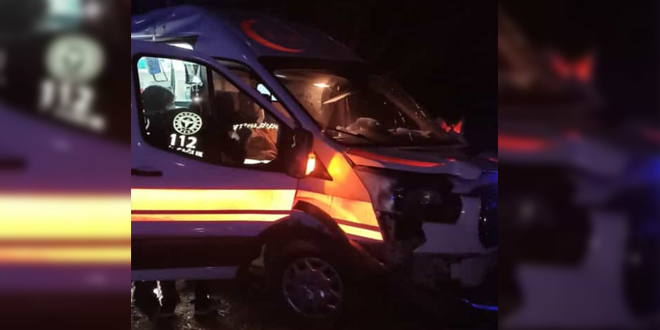 Hasta nakleden ambulans kaza yapt: 3 yaral
