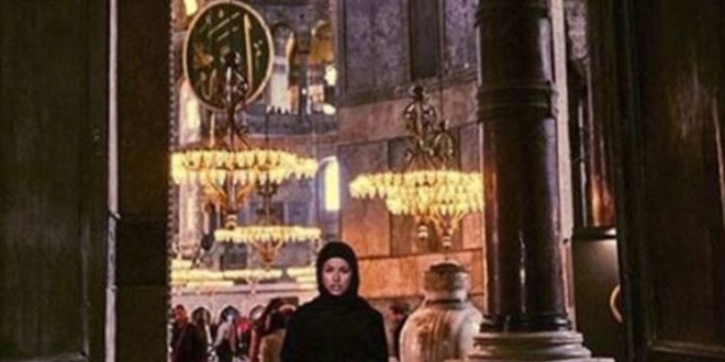 Ayasofya'da plak fotoraf ektiren manken hakknda dava