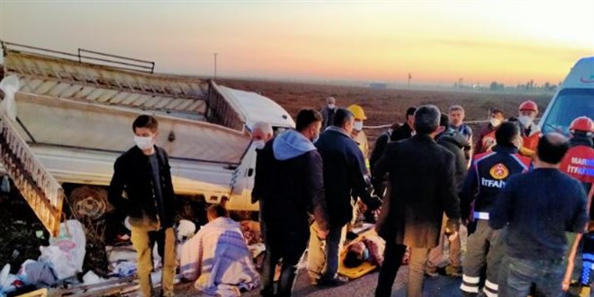 Mardin'de tarm iilerini tayan kamyonet devrildi: 22 yaral