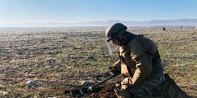 Mehmetik, Karaba'da mayn temizliyor