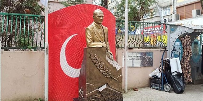 CHP'li zmit Belediyesi'nden yap boz Atatrk heykeli