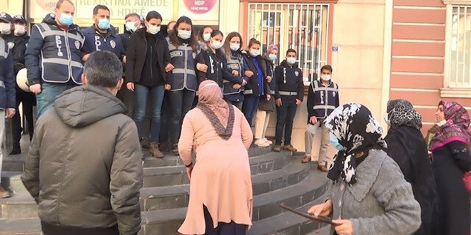 ehit olan 5 kiinin ailesi Diyarbakr'da evlat nbeti tutuyordu