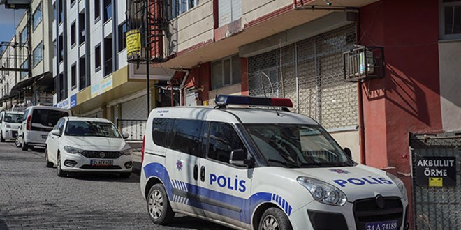 Polis babasnn silahyla oynayan ocuk kendisini vurdu