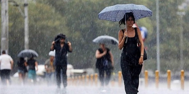 stanbul'da yamur, trafik aknda younlua neden oluyor