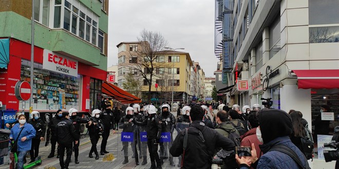 zinsiz gsteri dzenlemek isteyen gruba polis mdahalesi