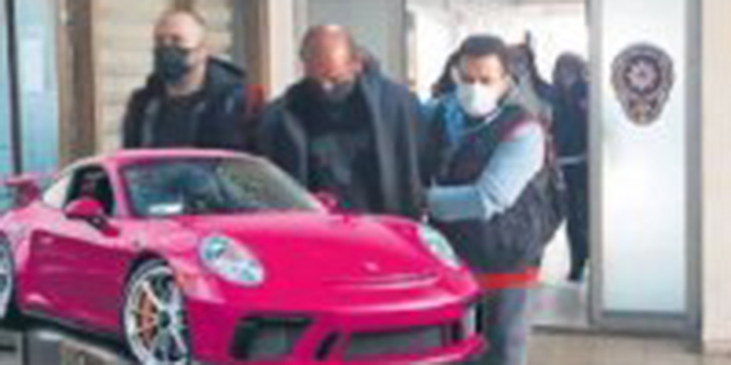 Pembe Porsche'lu ete lideri!