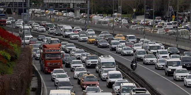 stanbul'da ksmi kapanmaya saatler kala trafik younluu