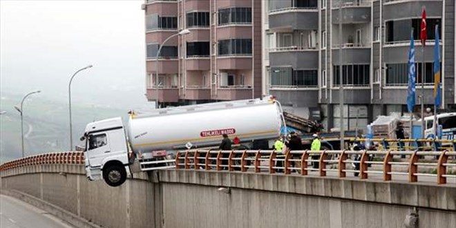 Samsun'da srcsnn el frenini ekmeyi unuttuu tanker viyadkte asl kald