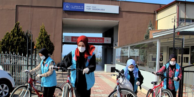 Sinop'ta gnll renciler bisikletleriyle evlere iyilik tayor