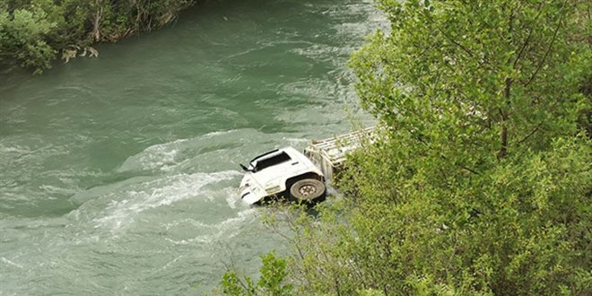 Tunceli'de kamyonet Munzur ay'na devrildi: 8 yaral