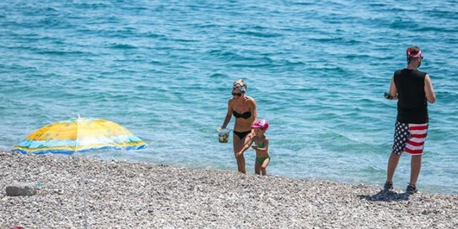 Antalya'da turistlerin bo sahilde deniz keyfi