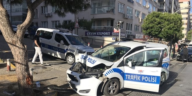 zmir'de hafif ticari aracn arpt polis aracndaki iki trafik polisi yaraland