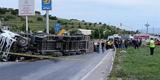 zmir'de feci kaza: 2 l, 5 yaral