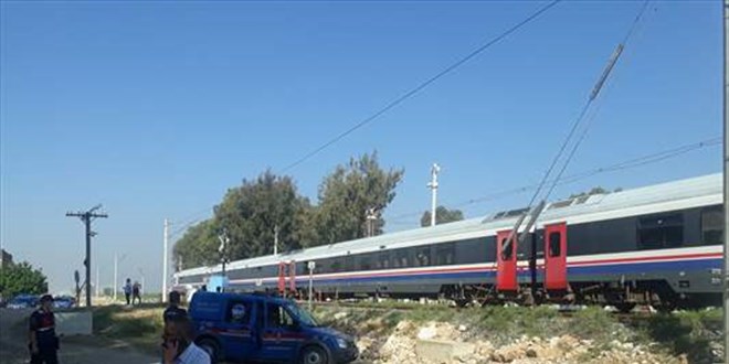 Mersin'de trenin arpt kadn yaamn yitirdi