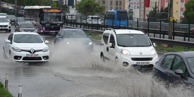 Ar yamur sonucu Pendik D-100 karayolu gle dnd