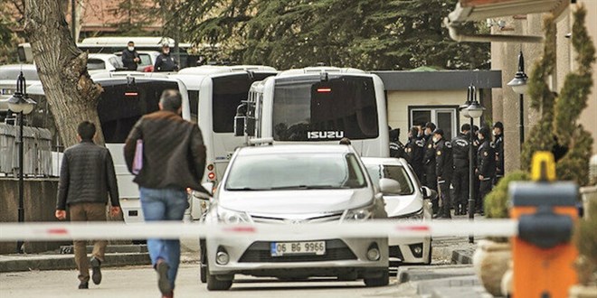 70 emekli amiral ifade verdi: Yurtd yasa konuldu